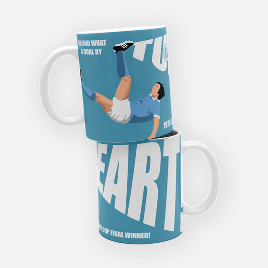 Manchester City mug featuring an illustration of Dennis Tueart’s iconic overhead kick goal in the League Cup, celebrating a legendary moment in the club’s history.